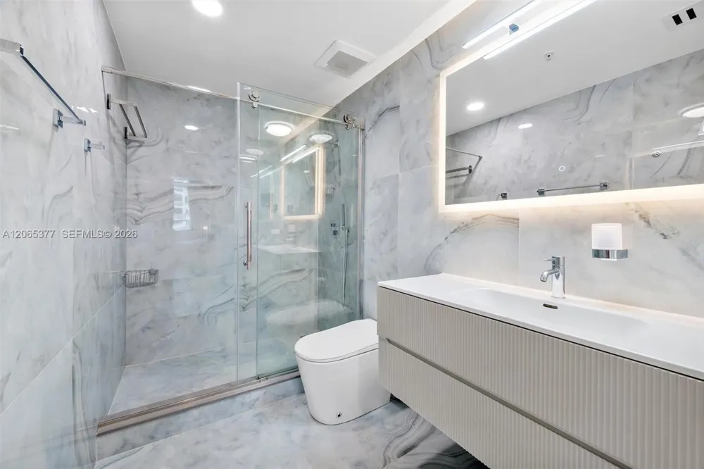 801 Brickell Key Blvd #1805 Miami, FL 33131