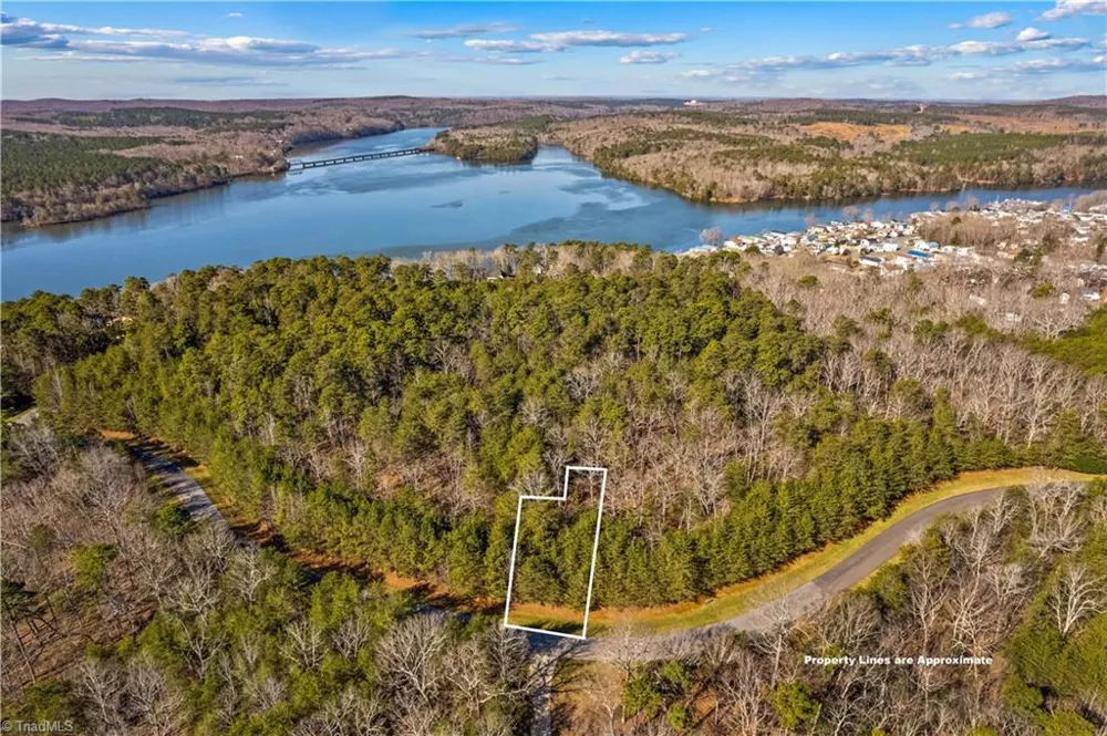 642 Whisper Lake Drive New London, NC 28127