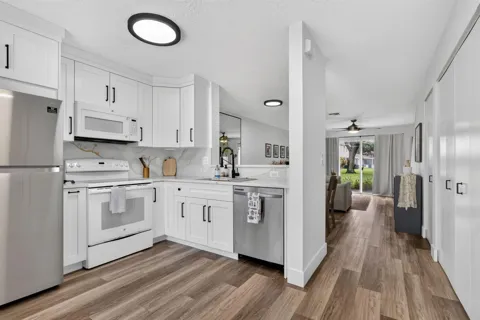 9899 KAMENA CIRCLE