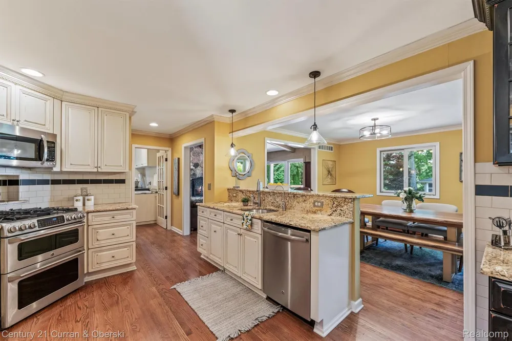 15389 Lakeside Street Plymouth Charter Township, MI 48170