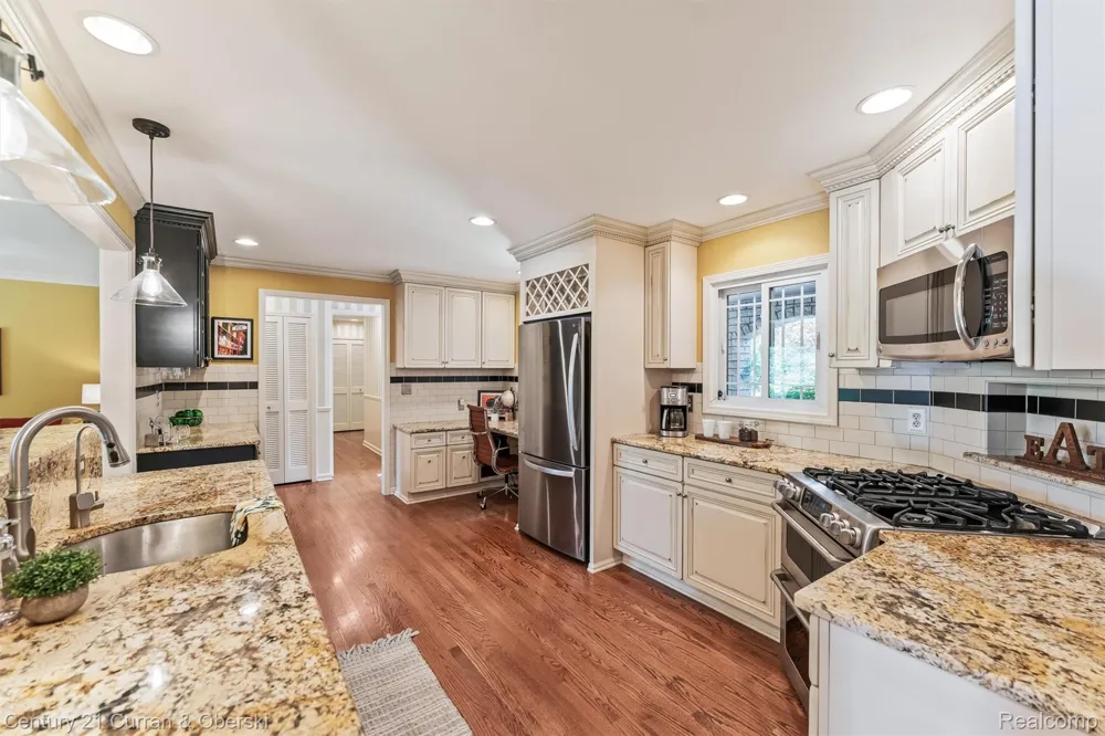 15389 Lakeside Street Plymouth Charter Township, MI 48170