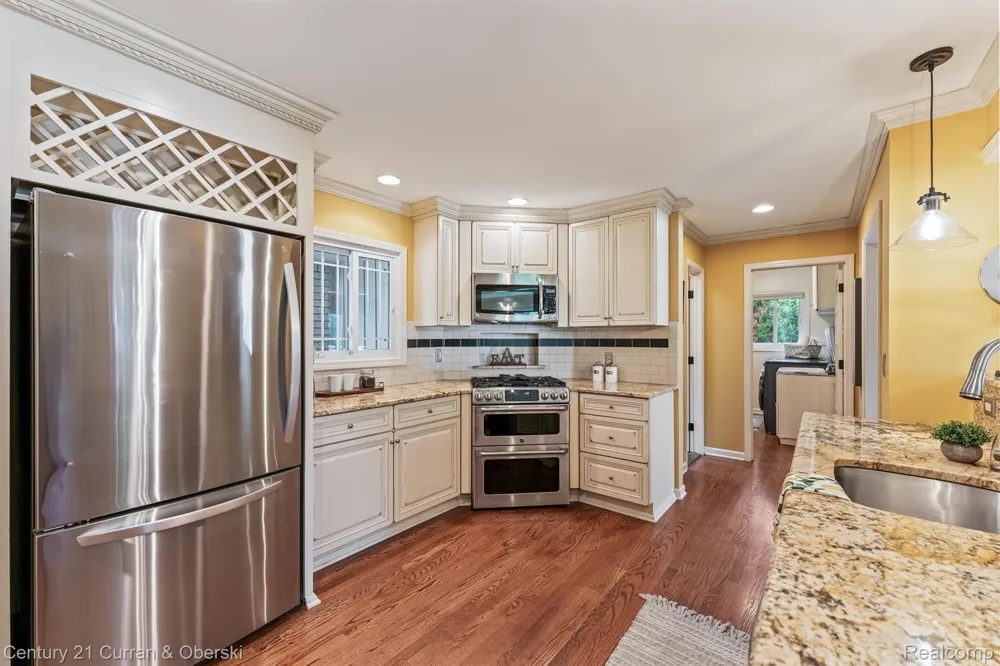 15389 Lakeside Street Plymouth Charter Township, MI 48170