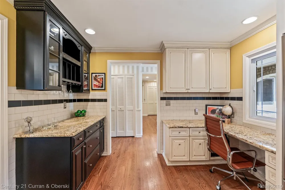 15389 Lakeside Street Plymouth Charter Township, MI 48170