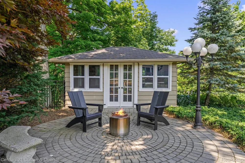 15389 Lakeside Street Plymouth Charter Township, MI 48170