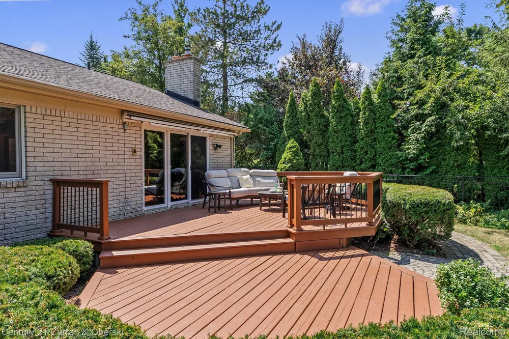 15389 Lakeside Street Plymouth Charter Township, MI 48170