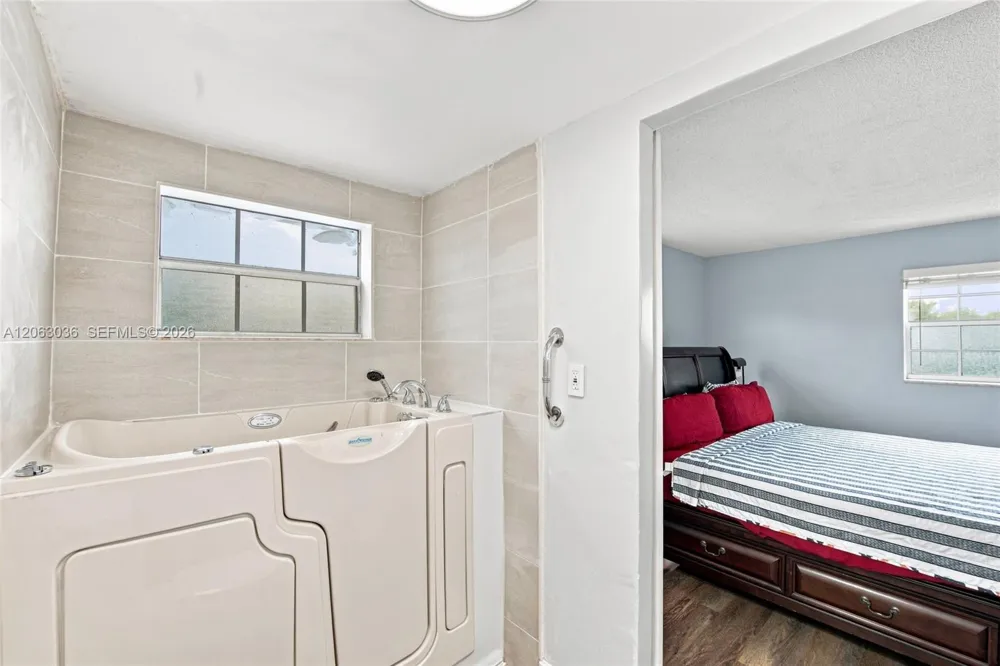 4141 NW 44th Ave #217 Lauderdale Lakes, FL 33319