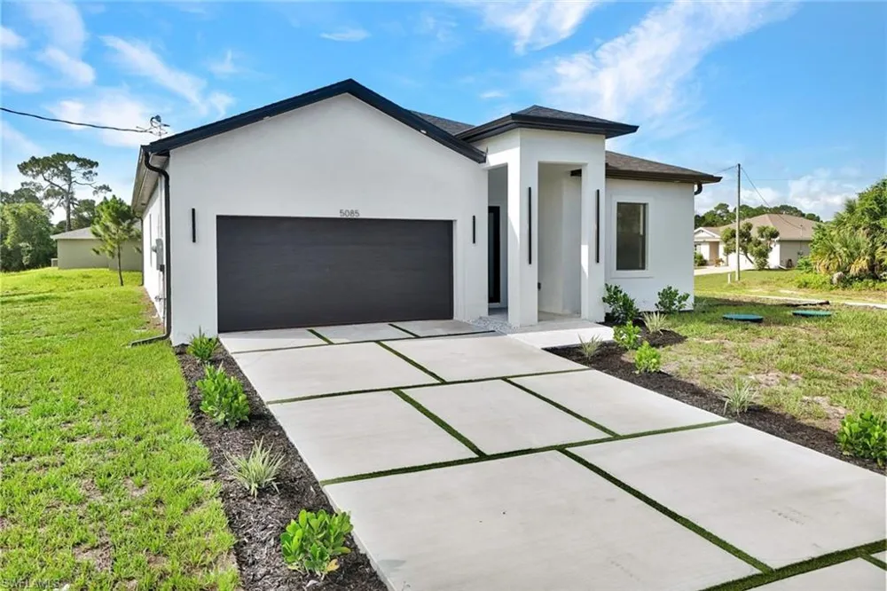 5085 NE Tradewinds Circle Labelle, FL 33935