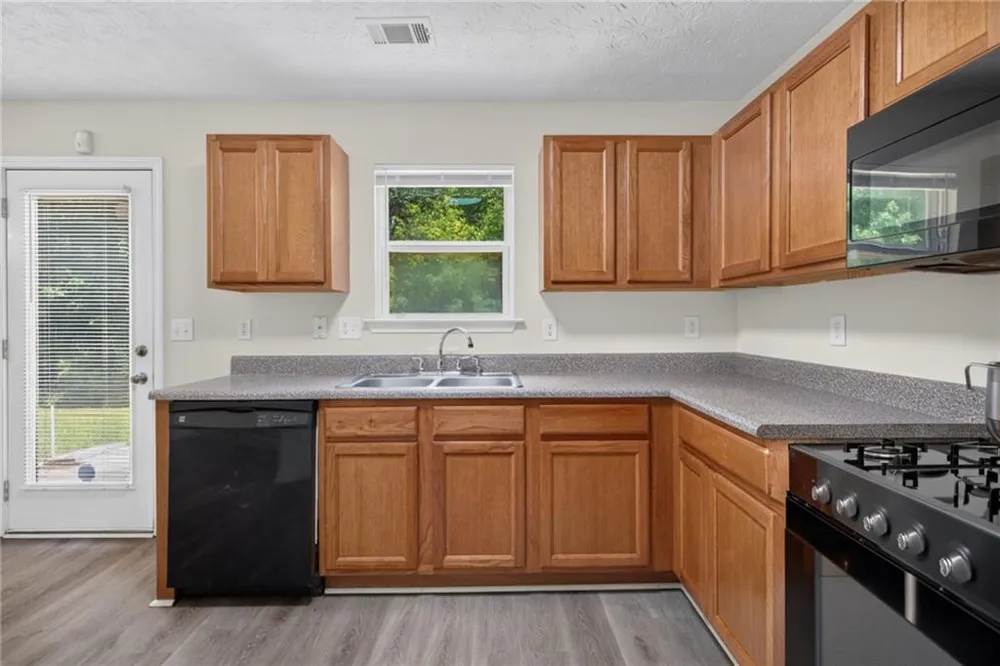 9426 Lakeview Road Union City, GA 30291