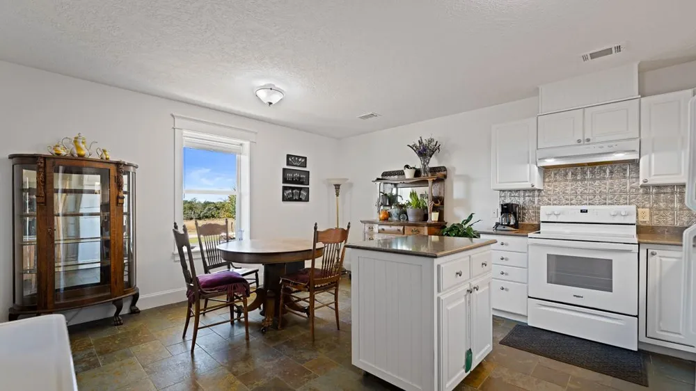 5 Providence Road Calvert, TX 77837