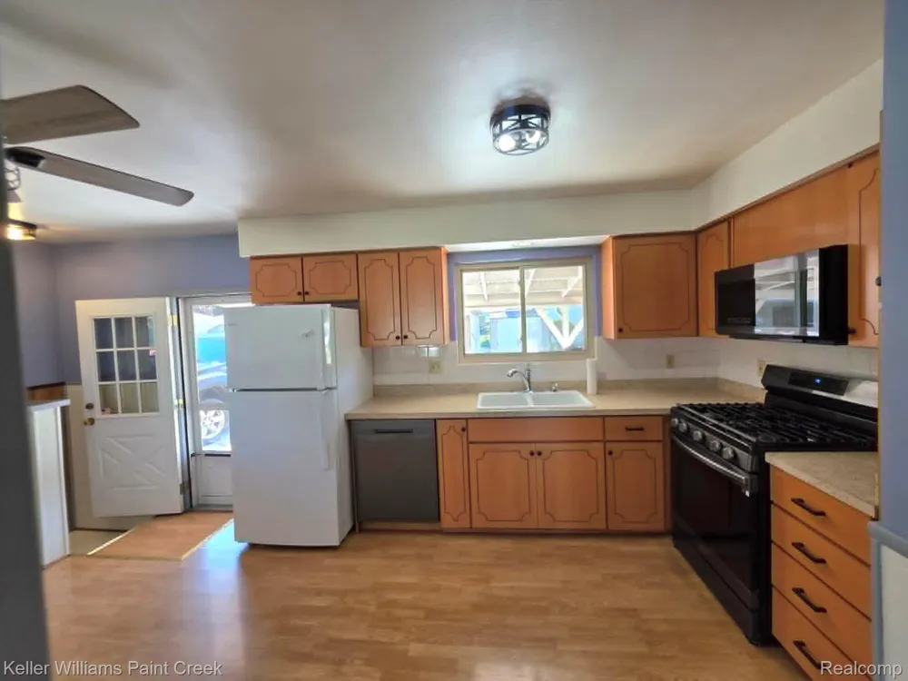 31527 Pinto Drive Warren City, MI 48093