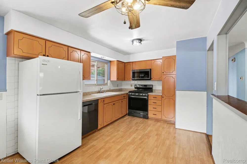 31527 Pinto Drive Warren City, MI 48093