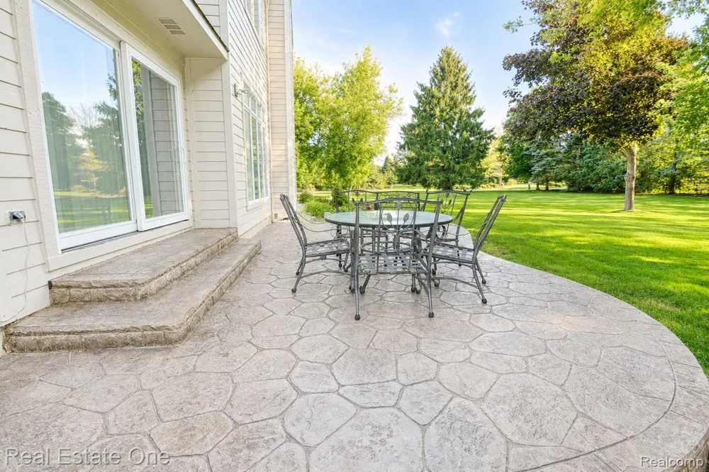716 Bristol Lane Clarkston City, MI 48348