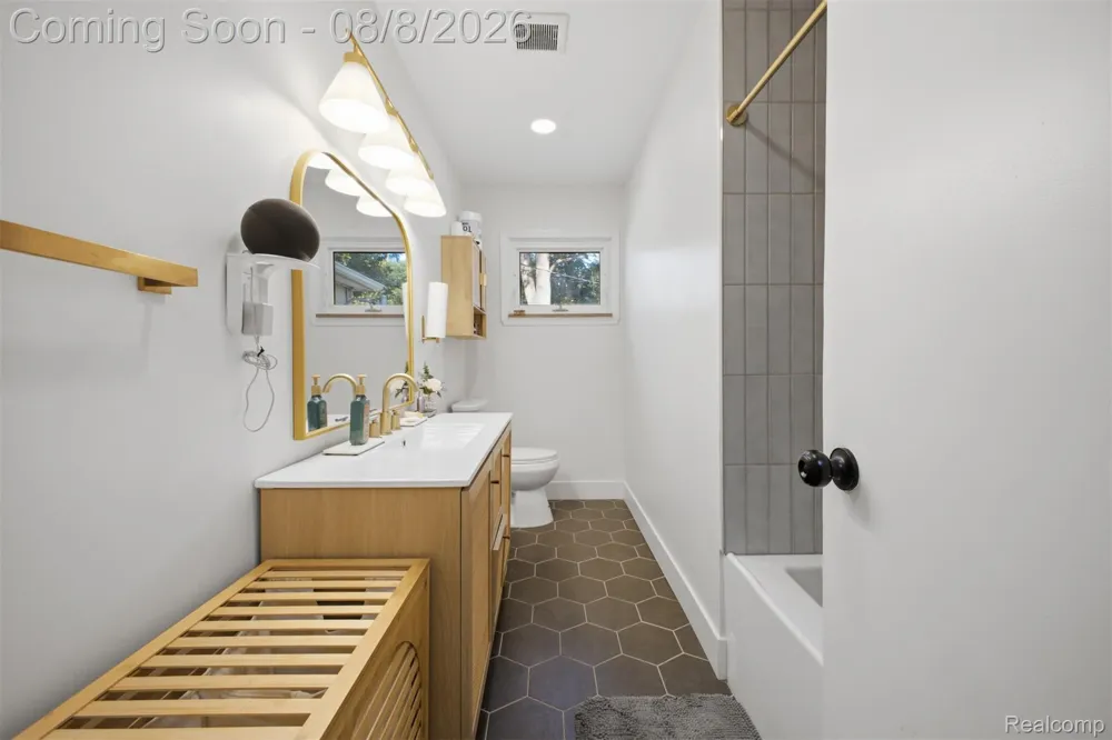 21840 Kenosha Street Oak Park City, MI 48237