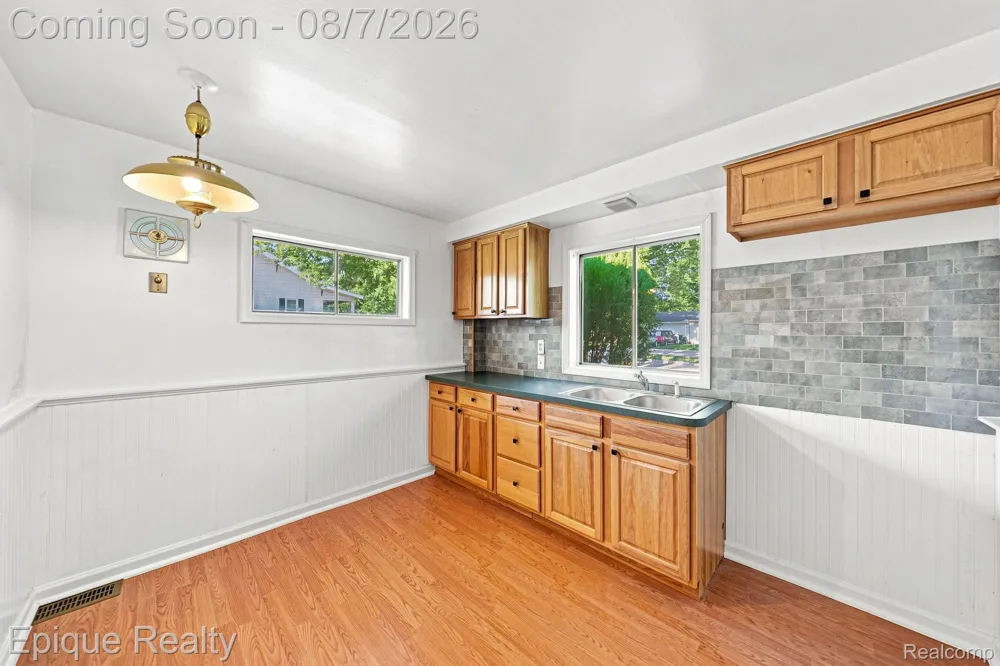 14589 Helen Street Southgate City, MI 48195