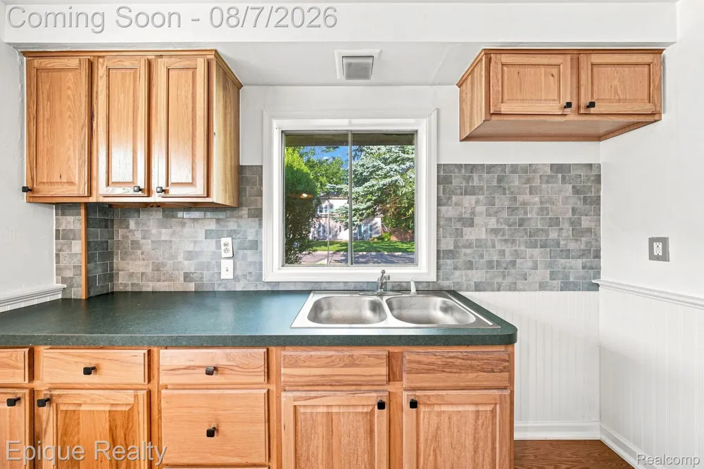 14589 Helen Street Southgate City, MI 48195