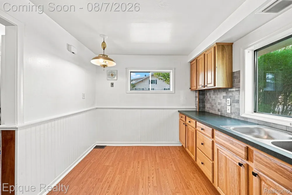 14589 Helen Street Southgate City, MI 48195