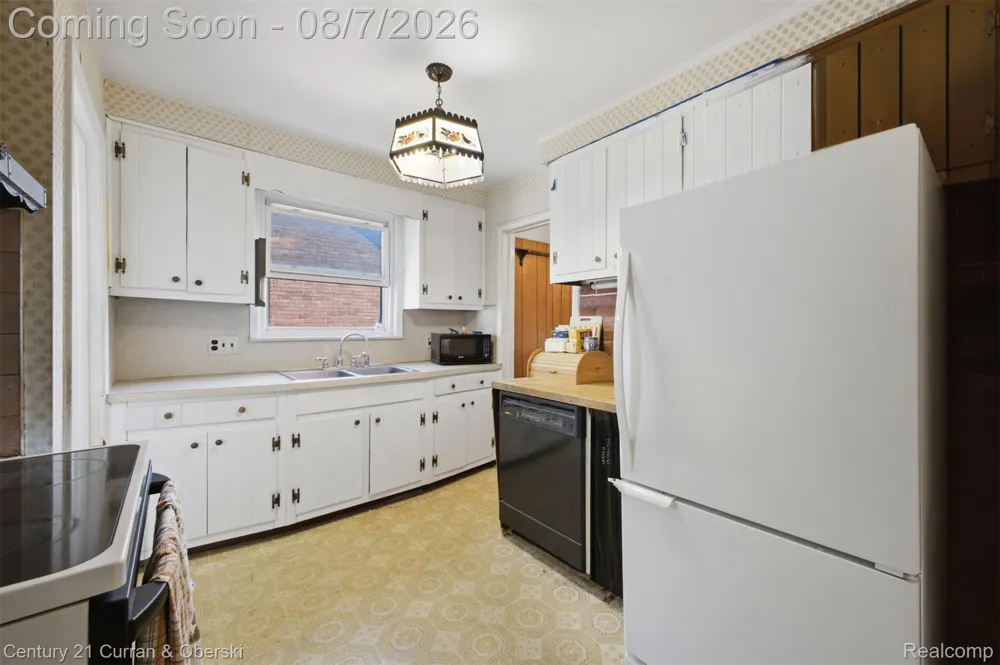 9864 Quandt Avenue Allen Park City, MI 48101