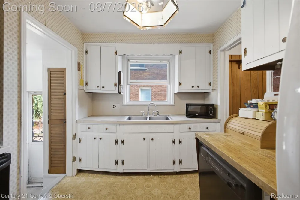 9864 Quandt Avenue Allen Park City, MI 48101