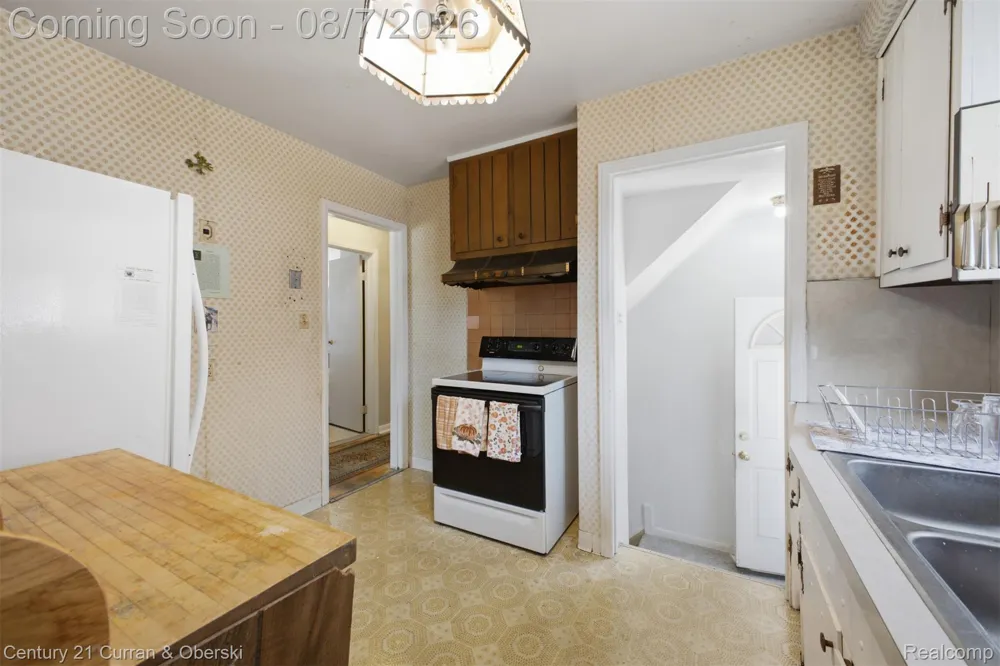 9864 Quandt Avenue Allen Park City, MI 48101