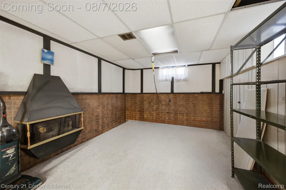 9864 Quandt Avenue Allen Park City, MI 48101