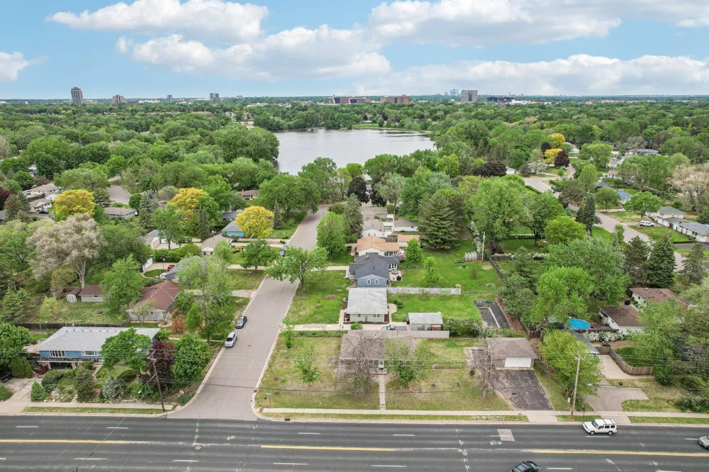 2016 W 90th Street Bloomington, MN 55431