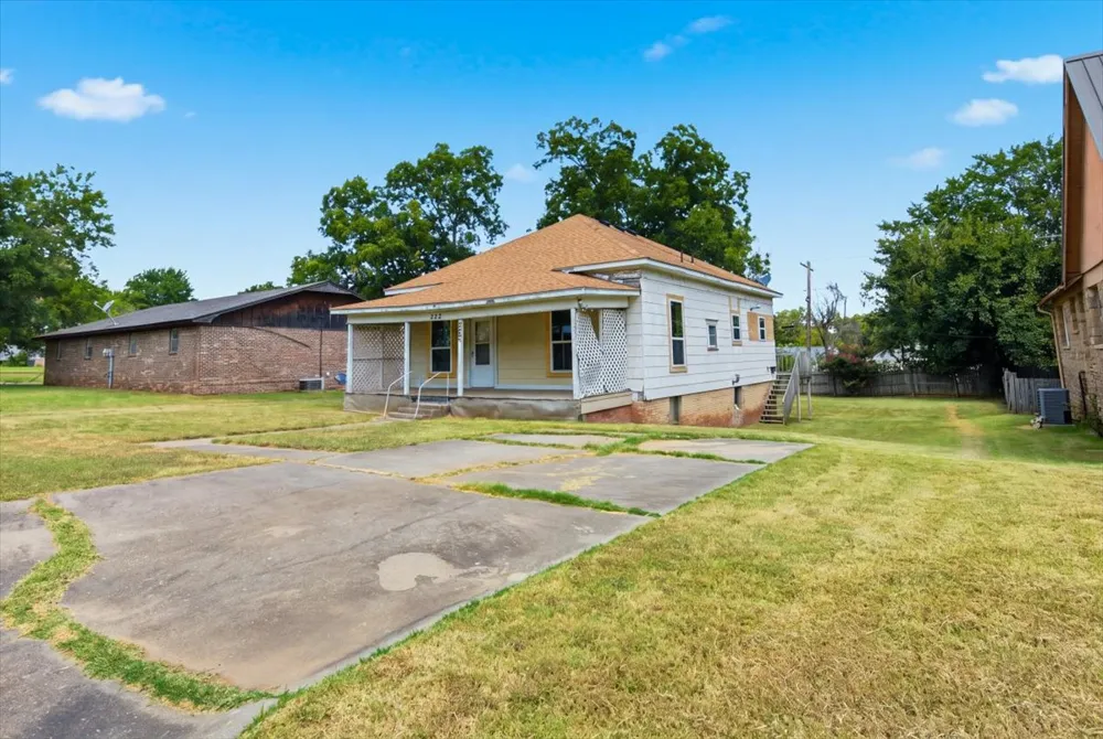 222 W 17th Ada, OK 74820