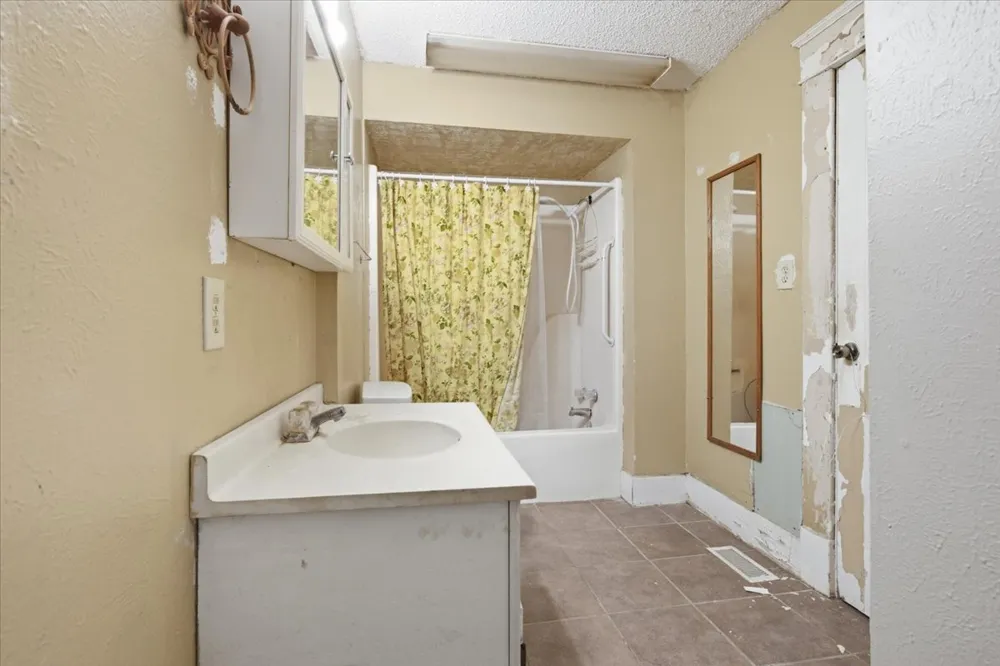 222 W 17th Ada, OK 74820