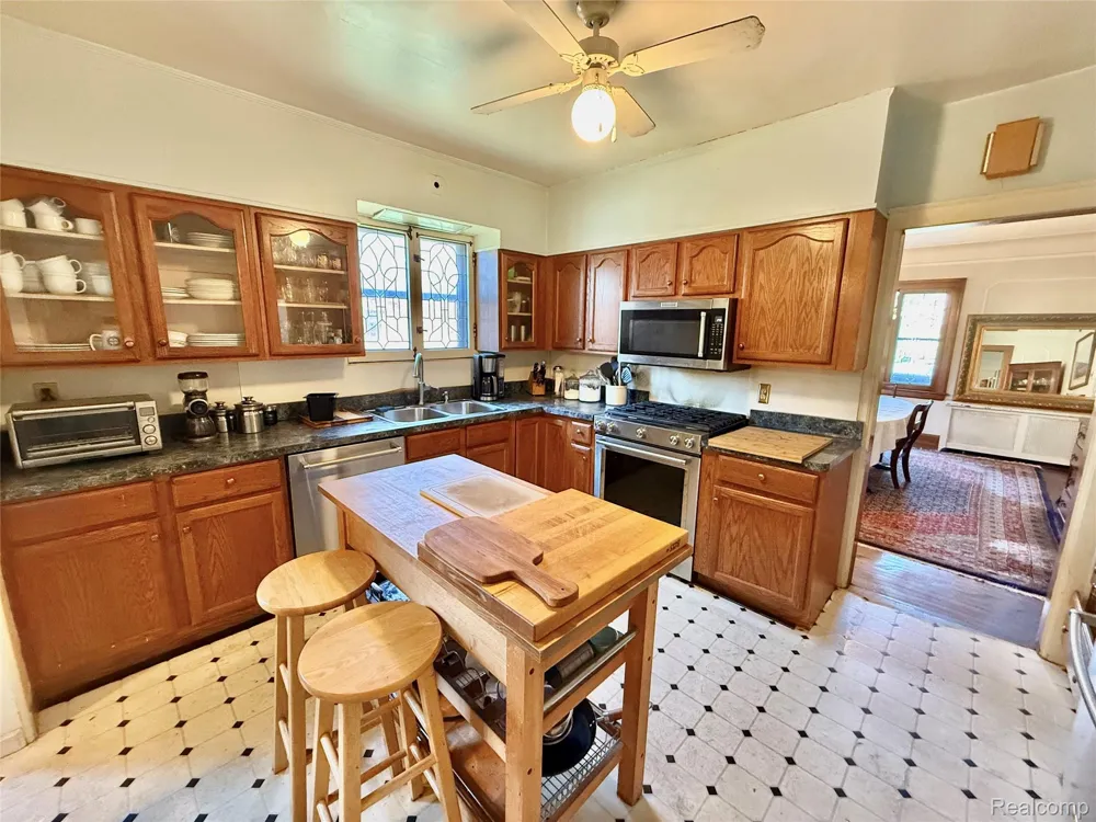 1305 Bedford Road Grosse Pointe Park City, MI 48230