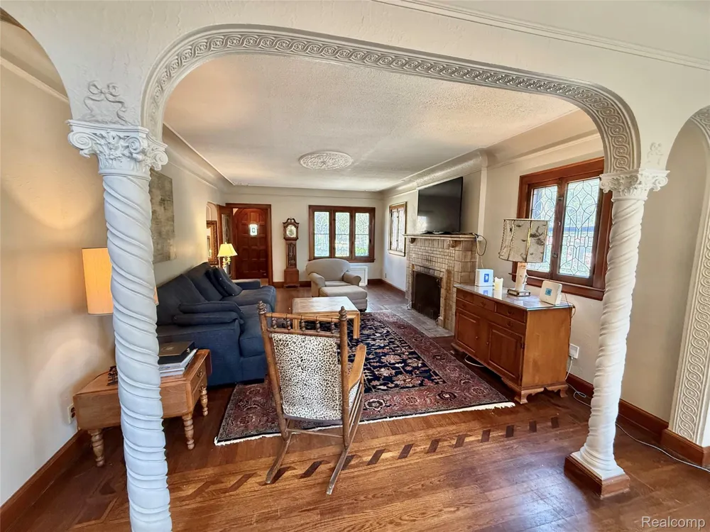 1305 Bedford Road Grosse Pointe Park City, MI 48230