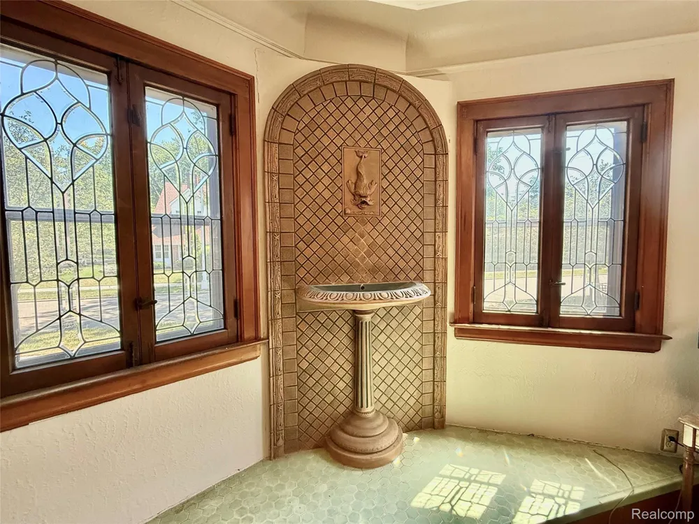 1305 Bedford Road Grosse Pointe Park City, MI 48230
