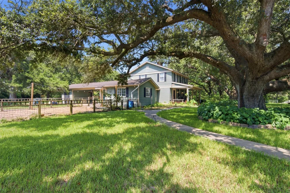 6998 Commander Roland Drive Hitchcock, TX 77563