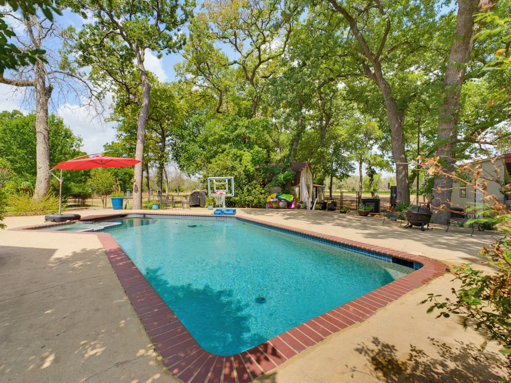 121 Comanche Moon Court Decatur, TX 76234