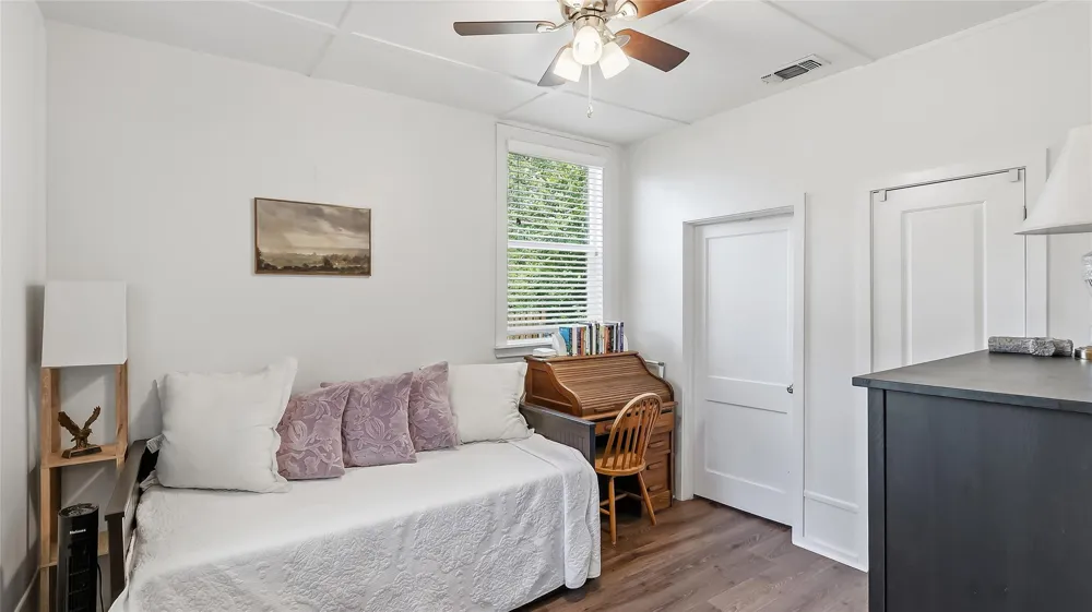 907 North Avenue Bryan, TX 77802