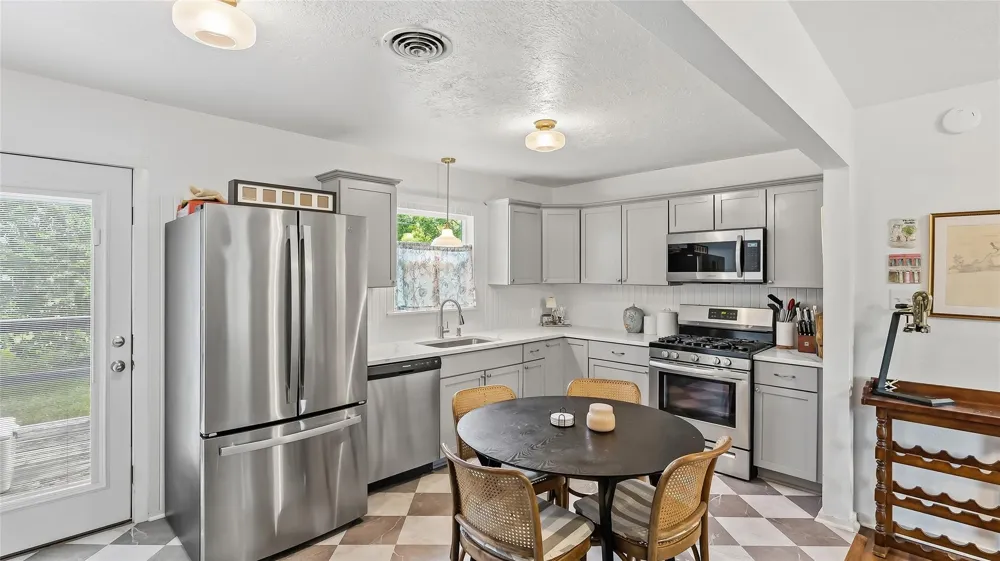 907 North Avenue Bryan, TX 77802