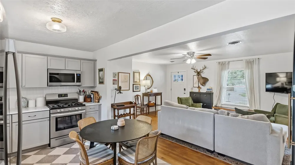907 North Avenue Bryan, TX 77802