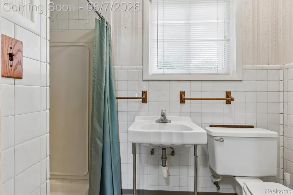 302 Airport Drive Holly Village, MI 48442