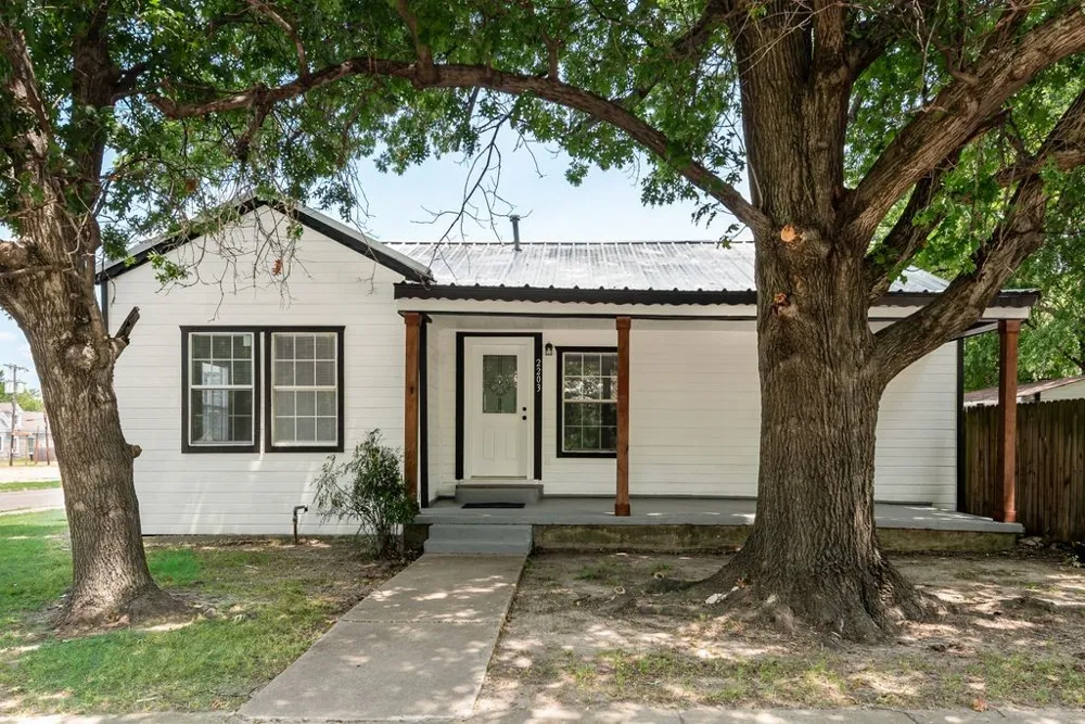2203 Wesley Street Greenville, TX 75401