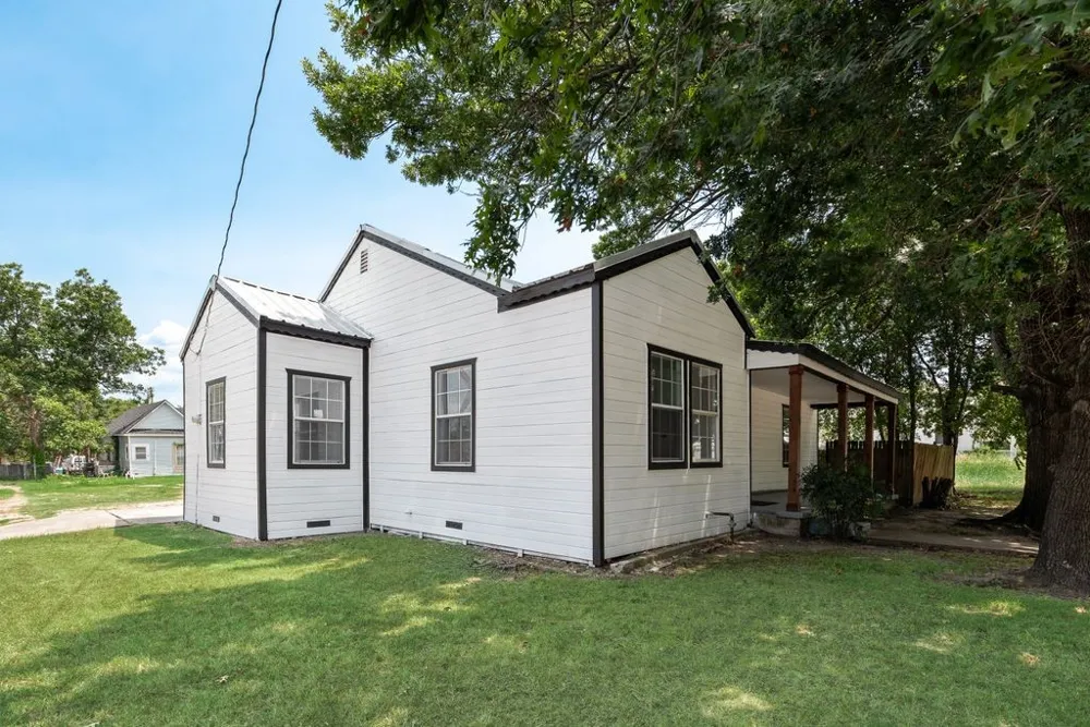 2203 Wesley Street Greenville, TX 75401