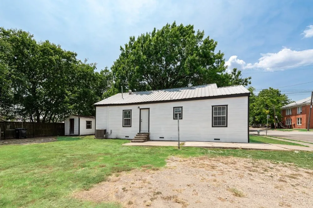 2203 Wesley Street Greenville, TX 75401
