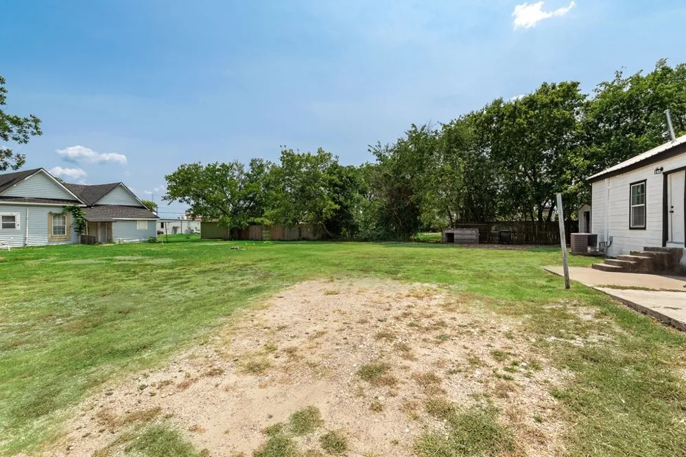 2203 Wesley Street Greenville, TX 75401