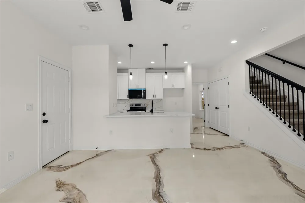 16736 E Ivanhoe Montgomery, TX 77316