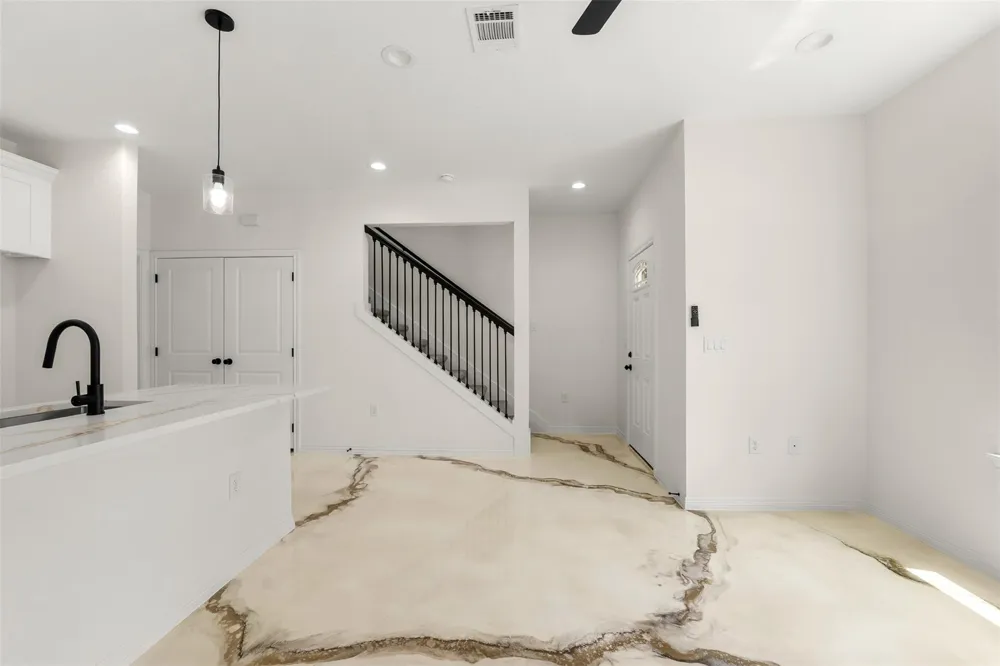 16736 E Ivanhoe Montgomery, TX 77316