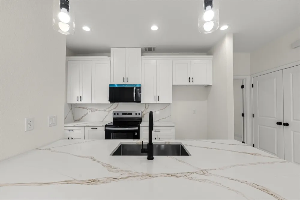 16736 E Ivanhoe Montgomery, TX 77316