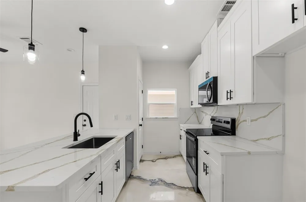 16736 E Ivanhoe Montgomery, TX 77316