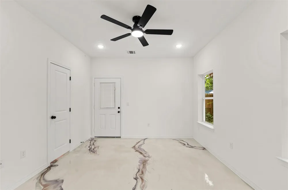 16736 E Ivanhoe Montgomery, TX 77316