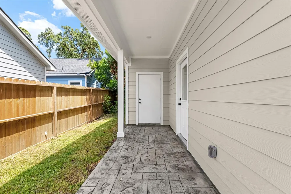16736 E Ivanhoe Montgomery, TX 77316