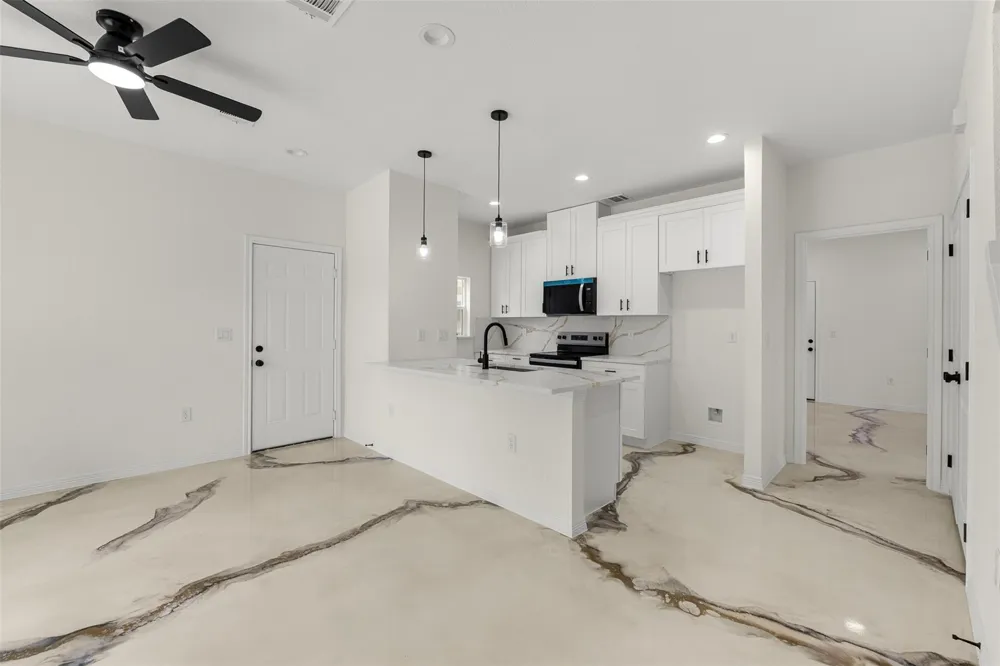 16736 E Ivanhoe Montgomery, TX 77316