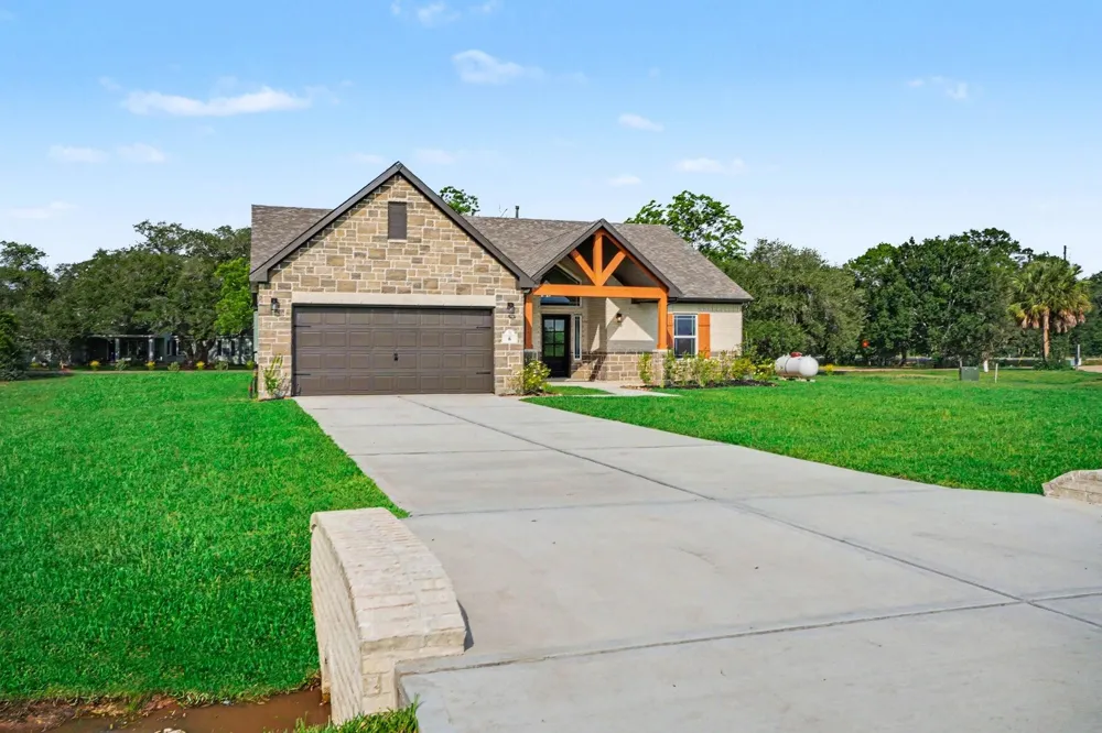 6 Cattle Dr Bay City, TX 77414