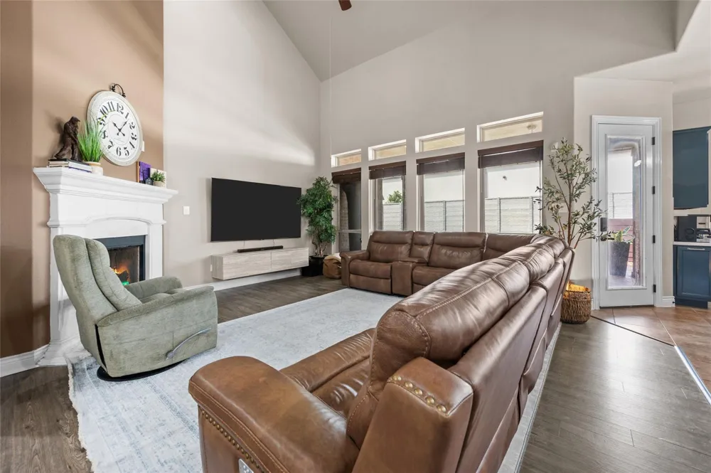 12411 Emerald Lane Mont Belvieu, TX 77535