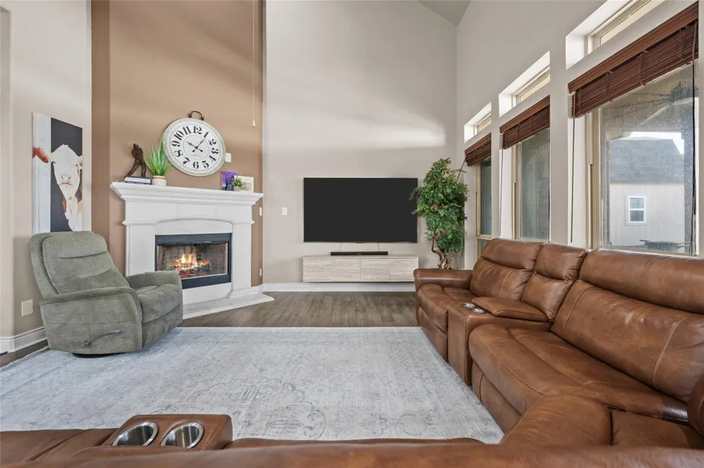 12411 Emerald Lane Mont Belvieu, TX 77535